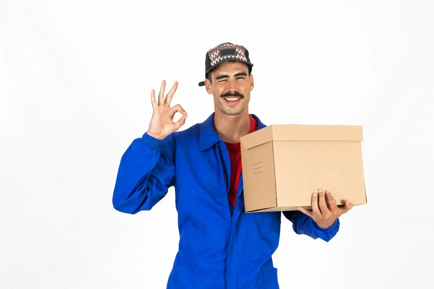 Молодой курьер на работе